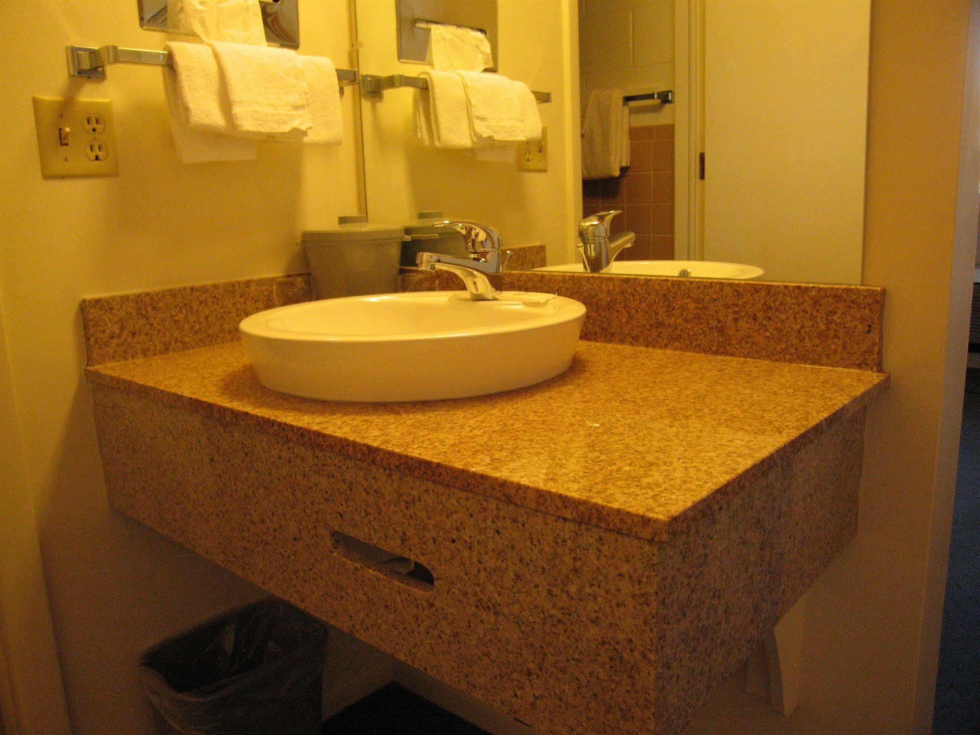 Travelers Lodge Marshall Bagian luar foto